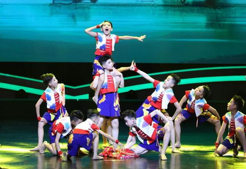 舞動紅領(lǐng)巾 少兒舞蹈展演攜手馬戲團(tuán)，童心暢想美好未來